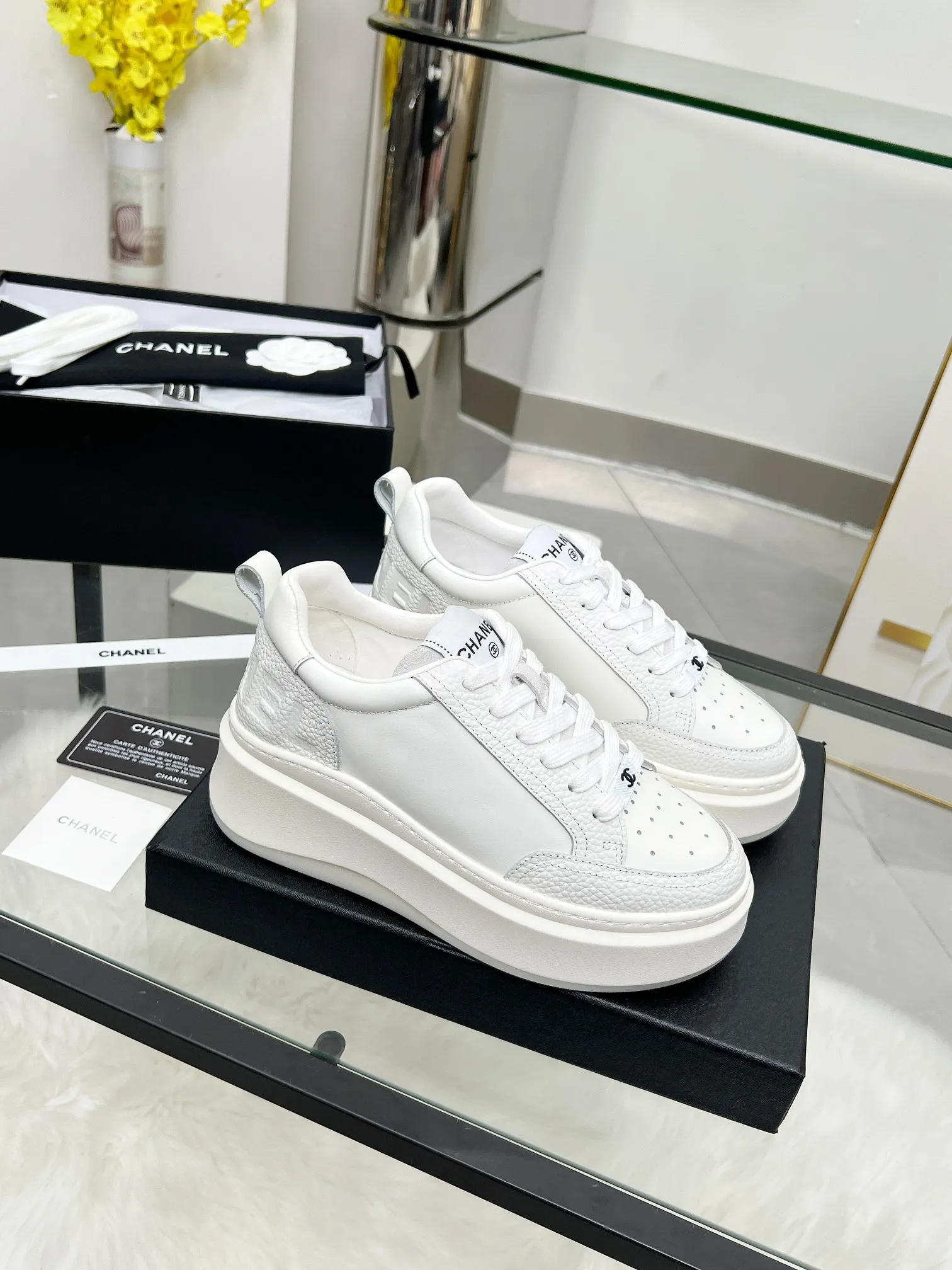 👟👟Ex-factory price 540👟👟 CHANEL 25C spring and summer new sports shoes official website is available at the same time ❤️ Counter out-of-stock kings. Major bloggers are recommending new styles on social days. This season’s new styles are simply eye-catching and look great on the feet. The casual casual sports style is refreshing and natural, interpreting Chanel’s fashionable femininity. The overall customization makes all sports shoes on the market at that time obsolete. This series is now available for sale! The upper is made of custom imported pebbled calf leather ➕ custom frosted calf leather. The lining is made of original one-to-one professionally customized mesh. Hardware accessories. Original full set of molds (not common in the market). Original custom molded TPU combination outsole. Height 4 cm. Women's size 35-39.